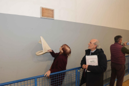 Crsitina Puertas acompañada de Rafael Martín Acero durante el descubrimiento de la Placa Conmemorativa ((Foto cedida por La Opinión A Coruña)